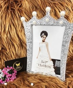 Khung ảnh để bàn vương miện